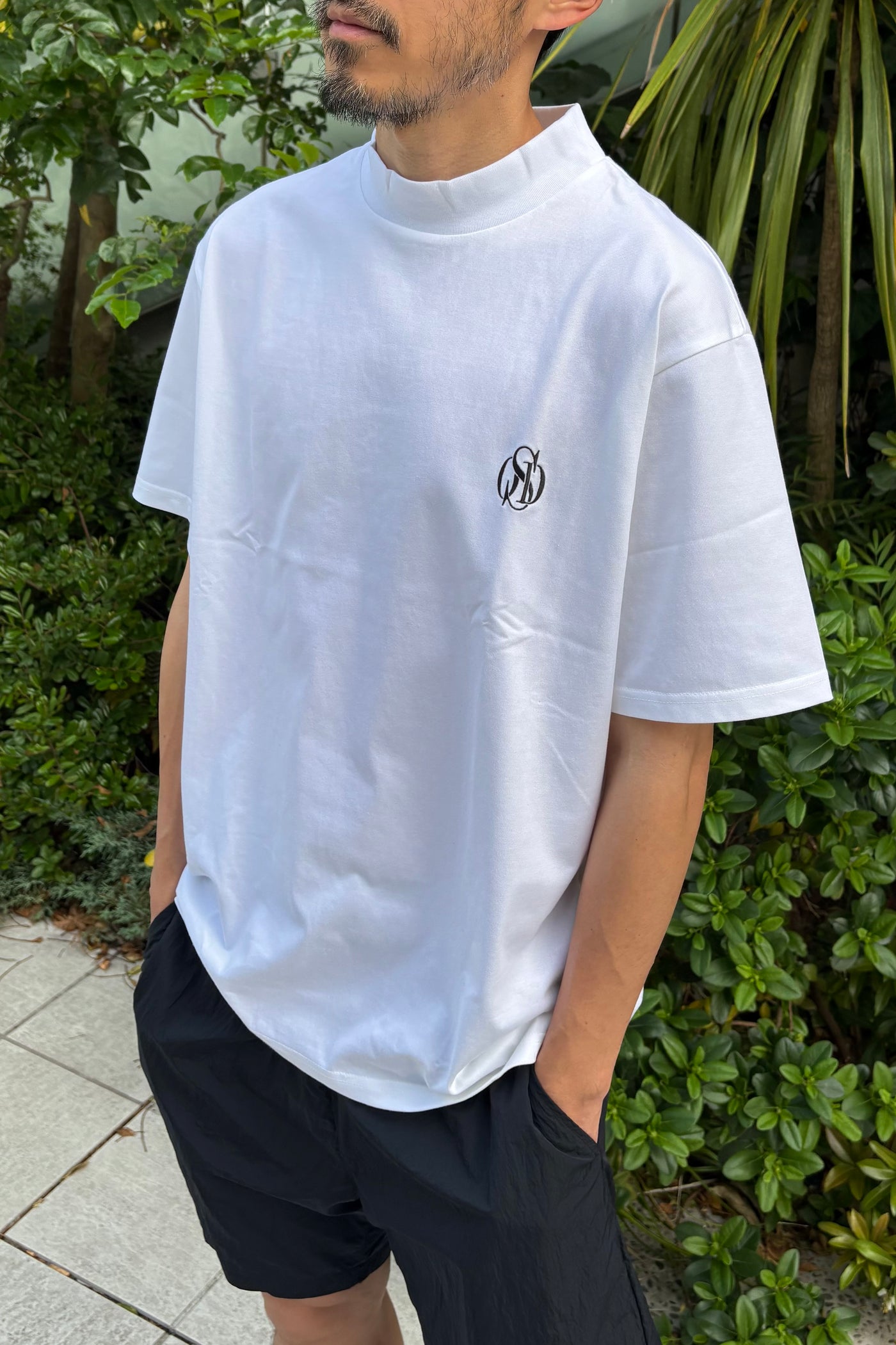 CREST MOCK NECK T-SHIRT