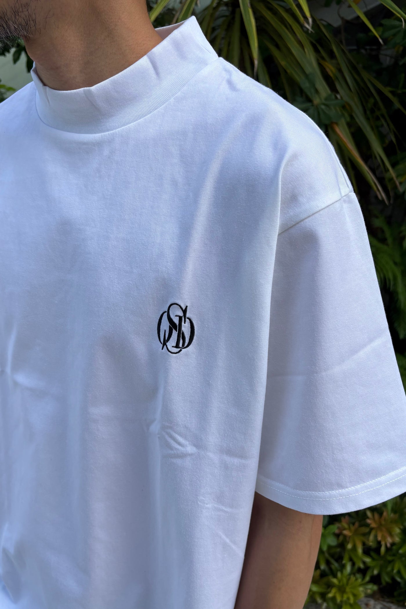 CREST MOCK NECK T-SHIRT