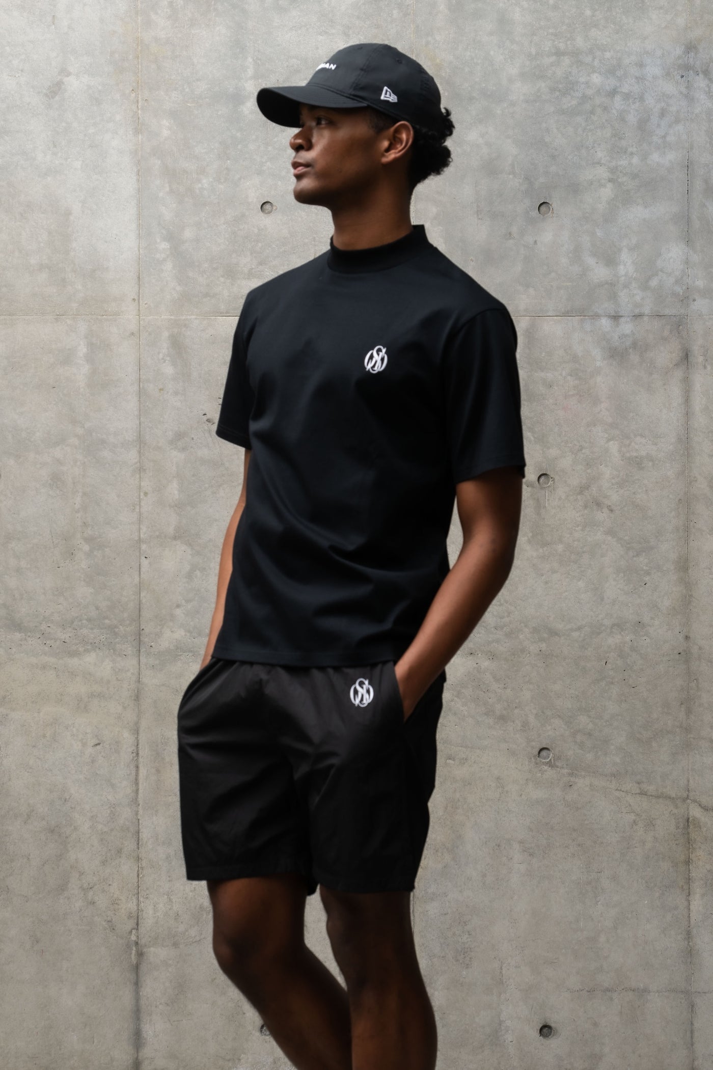 CREST MOCK NECK T-SHIRT
